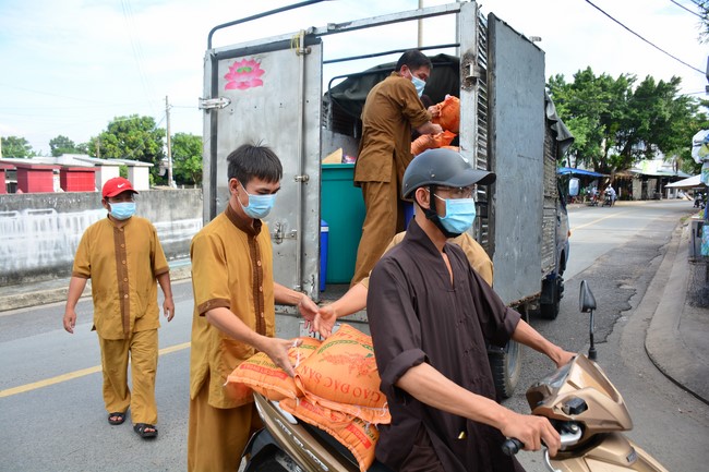 Continuing to support people in need in the Covid-19 pandemic of Hoang Phap Pagoda (series 4)